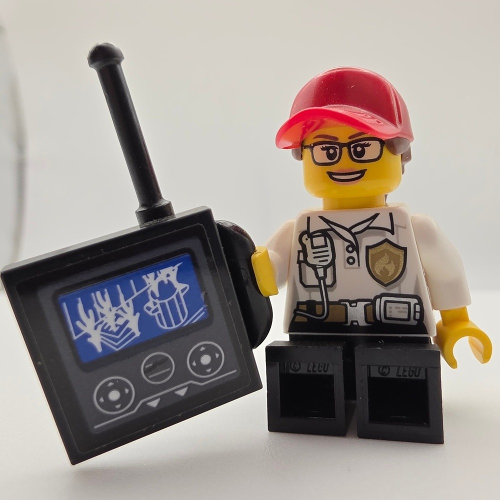 Lego Minifigure Small White Red‎ Excellent Firefighter Woman City Worker